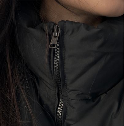 Detalle del cuello alto y la cremallera